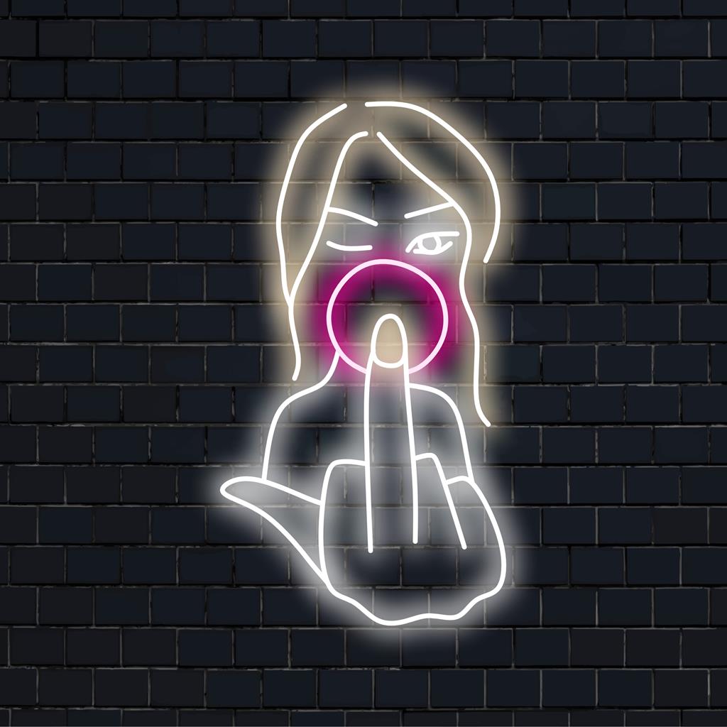 Op maat gemaakt LED-neonbord met een Bad Girl-concept en een middelvingergebaar, wat de gedurfde esthetiek van neon-muurkunst belichaamt.
