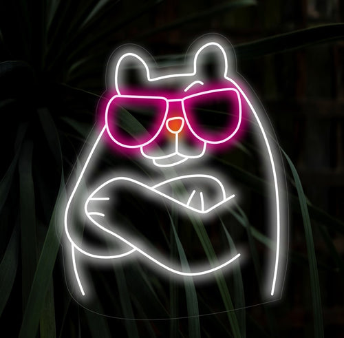 "Beer met Bril Neonreclame" toont een speelse en schattige beer met een bril, wat een funky en optische touch toevoegt aan je dierenthema-inrichting. Een neonlamp met een charmante beer met een stijlvolle bril.