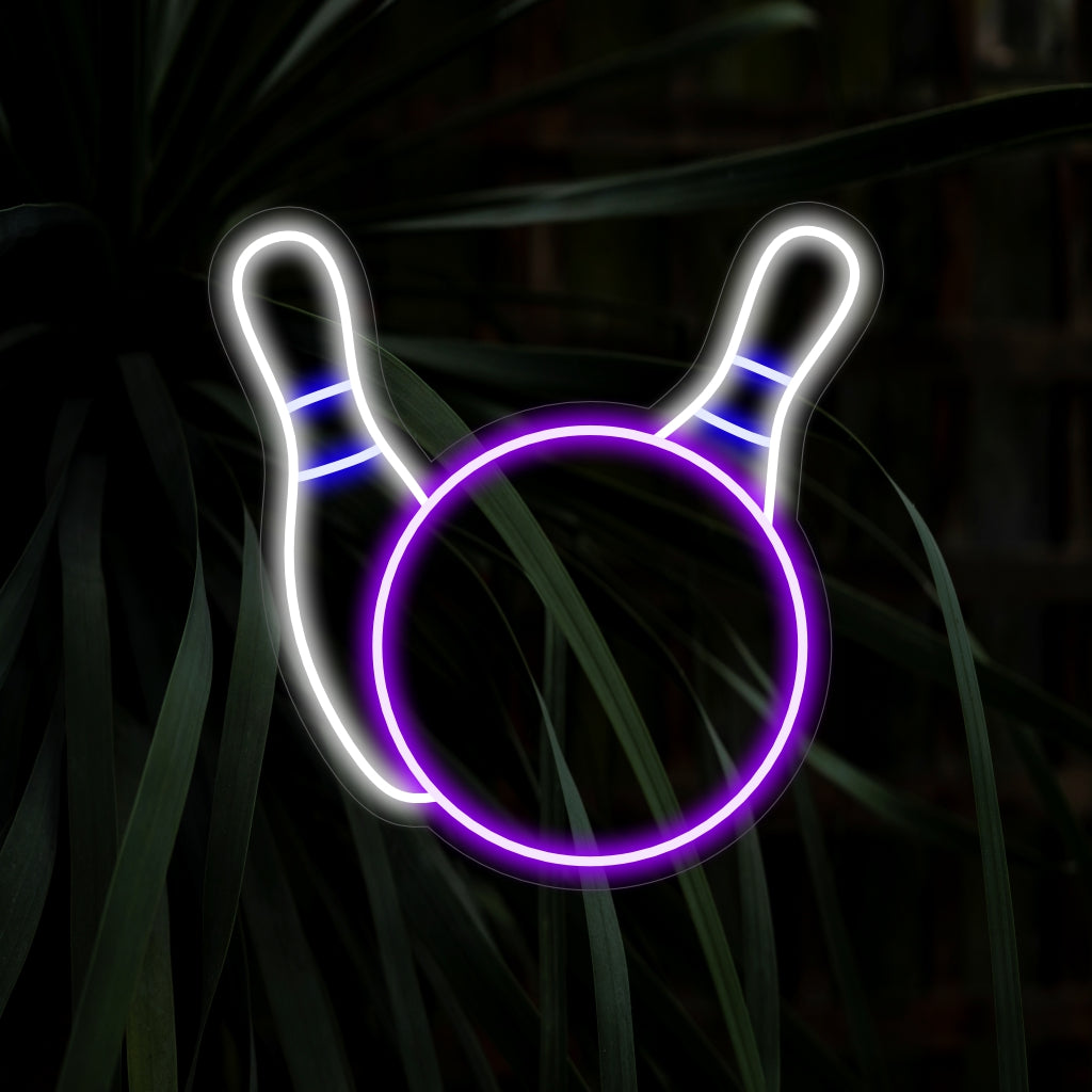 "Bowling Ball and Pins Neon Sign" legt de spanning van recreatie vast met een dynamische illustratie van een bowlingbal die de kegels raakt. Deze neonlamp met sportthema is een opvallende toevoeging aan uw interieur, perfect voor sportliefhebbers.