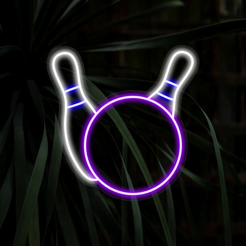 "Bowling Ball and Pins Neon Sign" legt de spanning van recreatie vast met een dynamische illustratie van een bowlingbal die de kegels raakt. Deze neonlamp met sportthema is een opvallende toevoeging aan uw interieur, perfect voor sportliefhebbers.