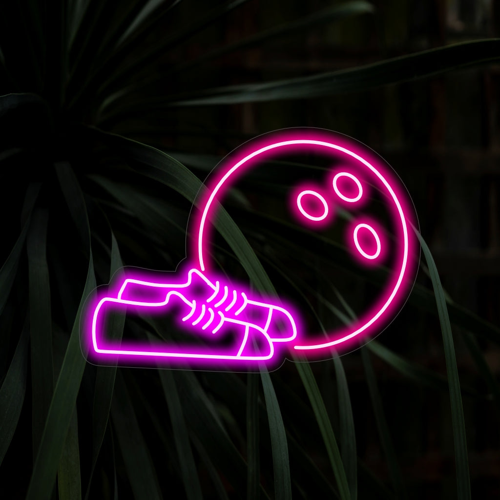 "Bowling Balls & Shoes Neon Sign" is een speels ensemble van sportdecoratie, met de klassieke combinatie van bowlingballen en schoenen. Verlicht je ruimte met de levendige en energieke gloed van deze op recreatie geïnspireerde neonlamp.