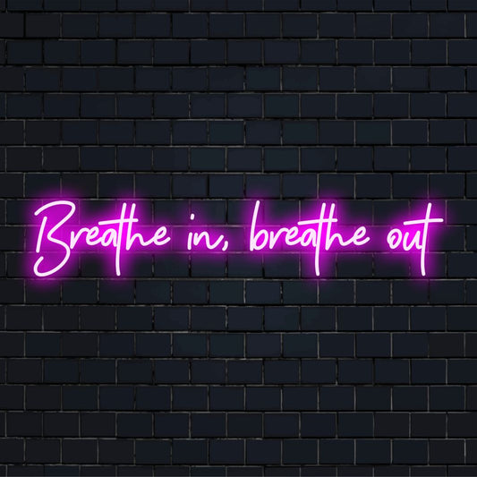 Speciaal LED-neonbord met de tekst 'Adem in, adem uit', perfect om elke ruimte een rustgevende gloed te geven. Neonlichtdecoratie.