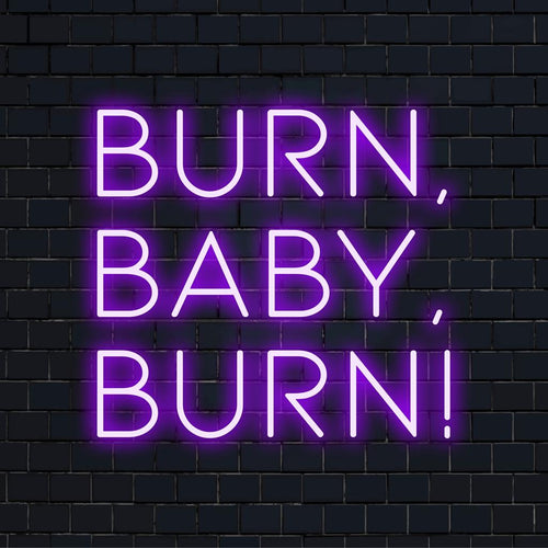 Gepersonaliseerde neonkunst met Burn, Baby, Burn! in levendige LED-gloed; perfect om elke ruimte een unieke, vurige toets te geven.