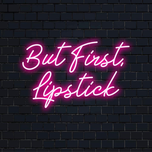 LED-neonreclame met de tekst 'But First, Lipstick', ideaal voor een chique en moderne inrichting. Perfect voor beautyliefhebbers.