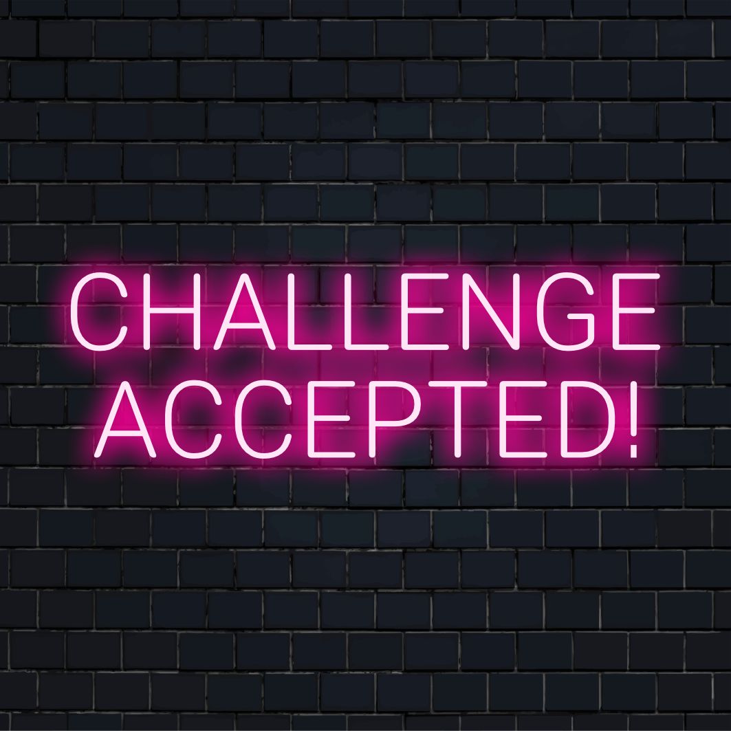 Op maat gemaakt LED-neonbord met de oplichtende tekst Challenge Accepted!, ideaal voor levendige decoratie en persoonlijke inspiratie.