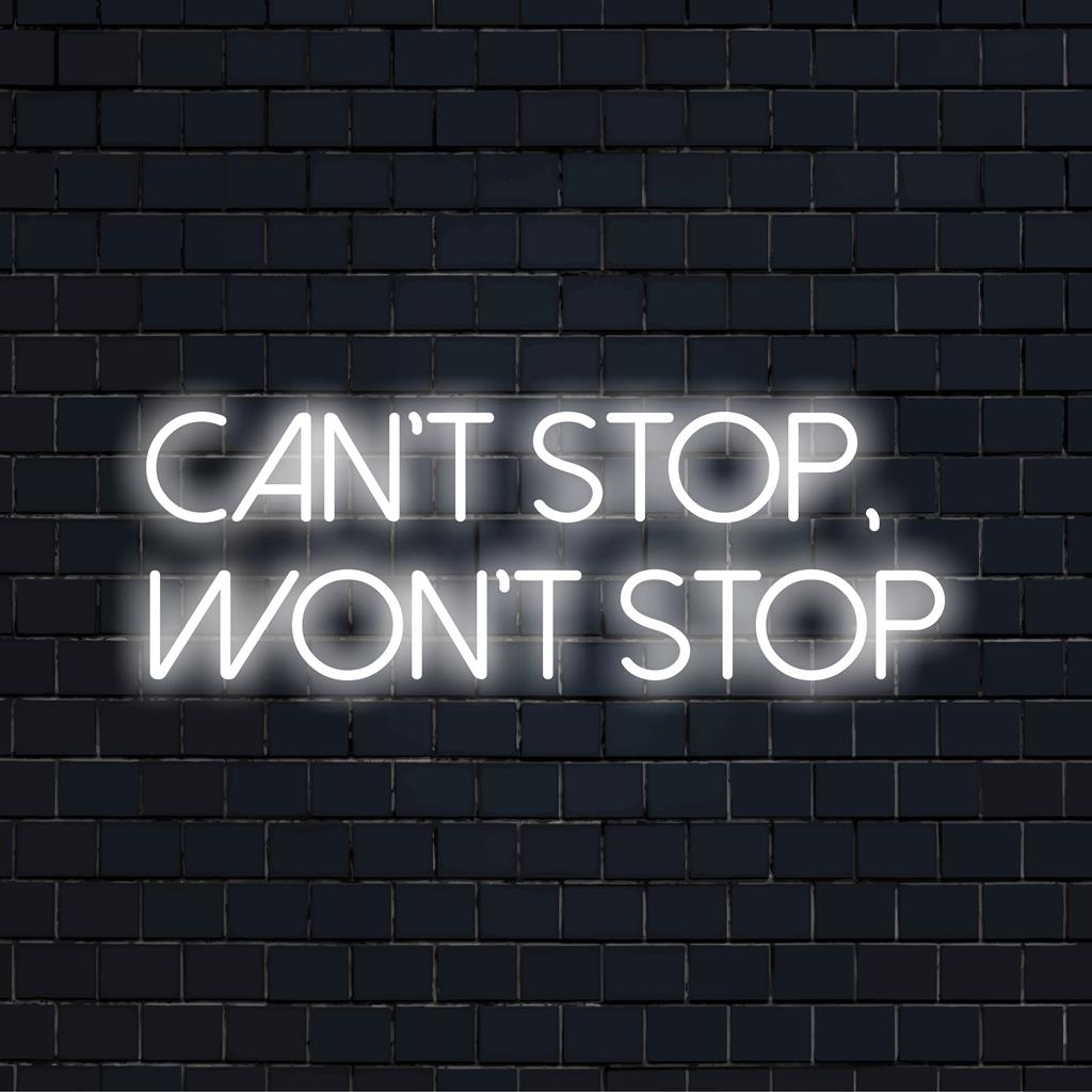 Gepersonaliseerde LED-neonkunst met de tekst Can't Stop, Won't Stop in levendige kleuren; de perfecte, energieke wanddecoratie.