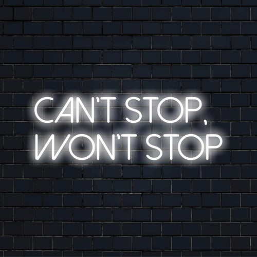 Gepersonaliseerde LED-neonkunst met de tekst Can't Stop, Won't Stop in levendige kleuren; de perfecte, energieke wanddecoratie.