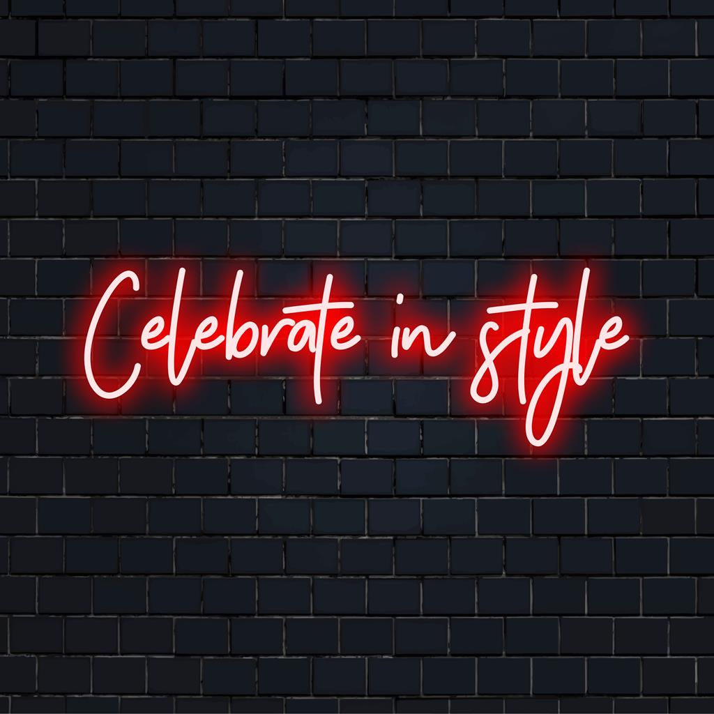 Op maat gemaakt LED-neonbord met de tekst Celebrate In Style, perfect voor het verfraaien van elk feestelijk evenement of decoratieruimte.