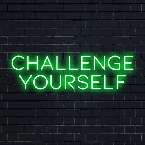 Op maat gemaakt LED-neonbord met de inspirerende tekst 'Daag jezelf uit', perfect voor unieke decors of motiverende ruimtes.