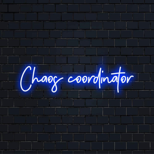 Op maat gemaakt LED-neonbord met de tekst 'Chaos Coordinator', perfect verlicht voor een elegante werkplek; met neon-woordkunst en moderne inrichting.