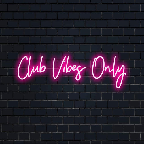 Op maat gemaakt LED-neonbord met oplichtende Club Vibes Only-tekst, perfect voor het verlichten van een levendige ruimte met moderne neonkunst.