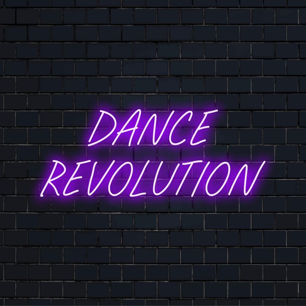 Op maat gemaakt LED-neonbord met de tekst Dance Revolution in levendige kleuren; perfecte neonkunst voor een levendige inrichting.