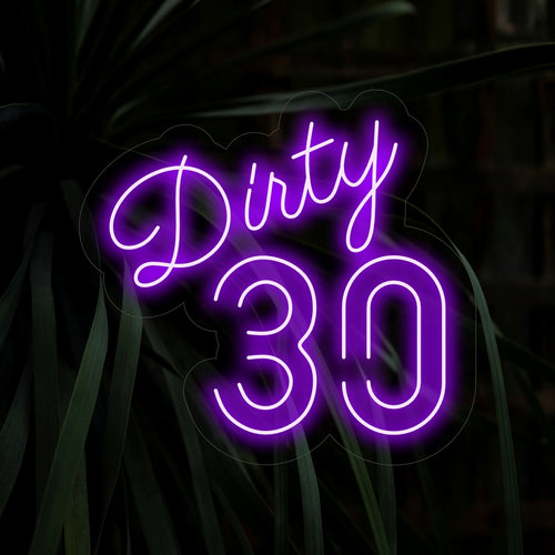Het "Dirty 30 Neon Sign" licht op met een sprankelende gloed, waardoor de viering een speelse en uitbundige sfeer krijgt. Ideaal om de mijlpaal van 30 jaar te vieren.