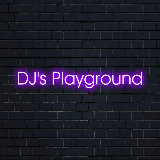 Een levendig, op maat gemaakt LED-neonbord met de tekst Dj's Playground, ideaal voor een unieke decoratie of gepersonaliseerde verlichting.