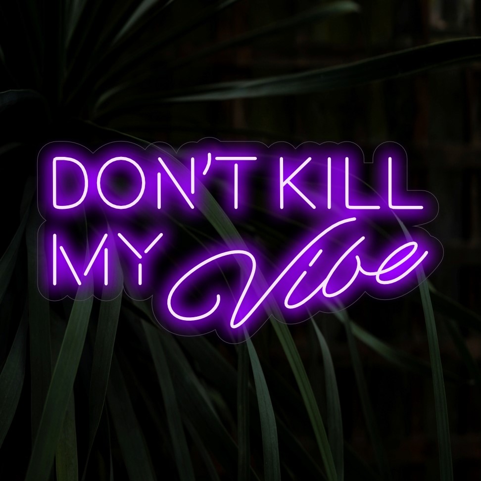 "Don't Kill My Vibe Neon Sign" licht op met een levendige gloed en draagt ​​de boodschap uit om positieve energie te behouden. Dit is perfect voor ruimtes die zelfvertrouwen en een levendige sfeer uitstralen.