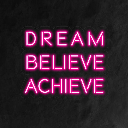 "Dream, Believe, Achieve Neon Sign" straalt empowerment uit en symboliseert de transformatieve reis van droom naar prestatie. Het is daarom ideaal voor motiverende ruimtes.