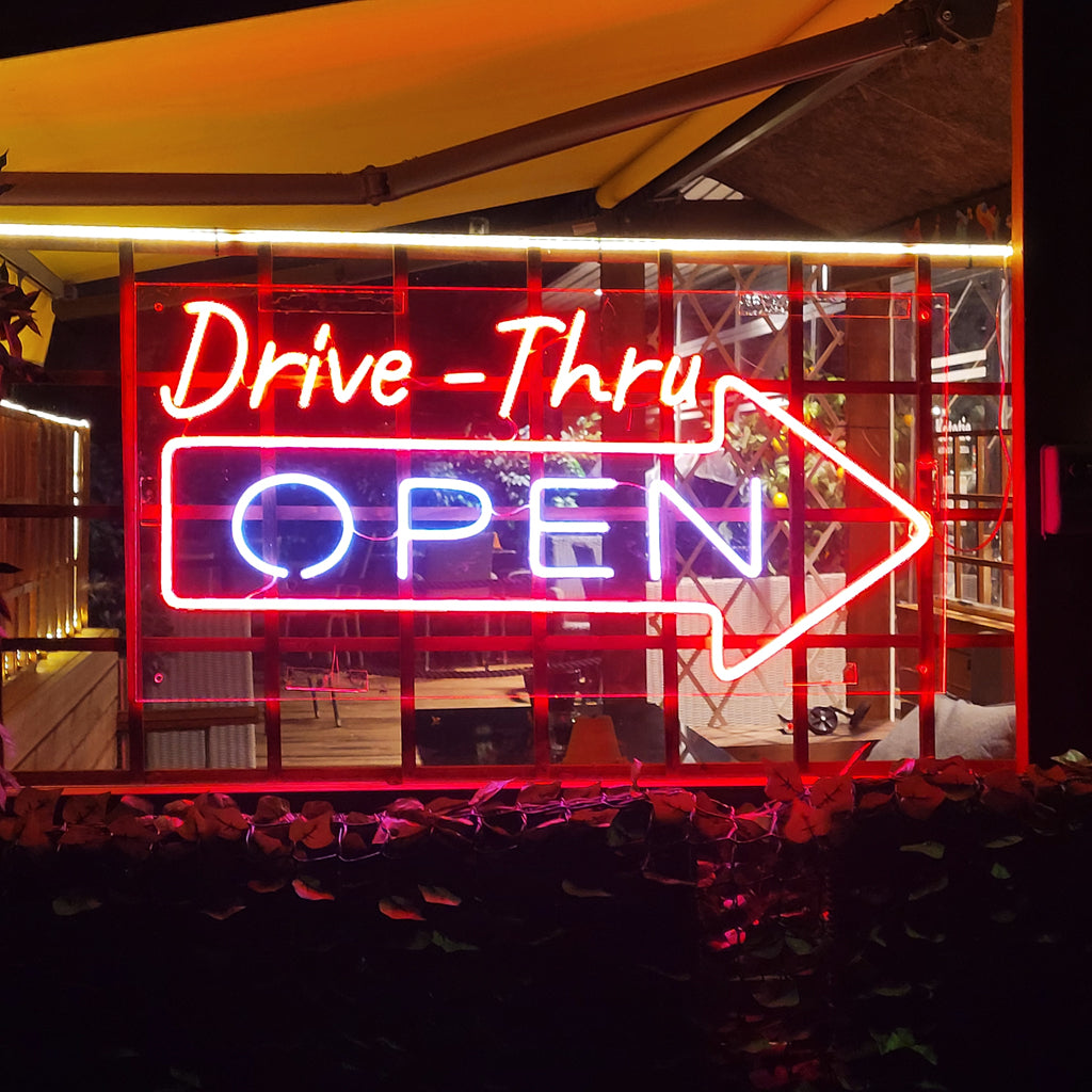 "Drive Thru Open Neonkyltti" schittert en nodigt klanten uit om te genieten van het gemak van drive-thru-service.