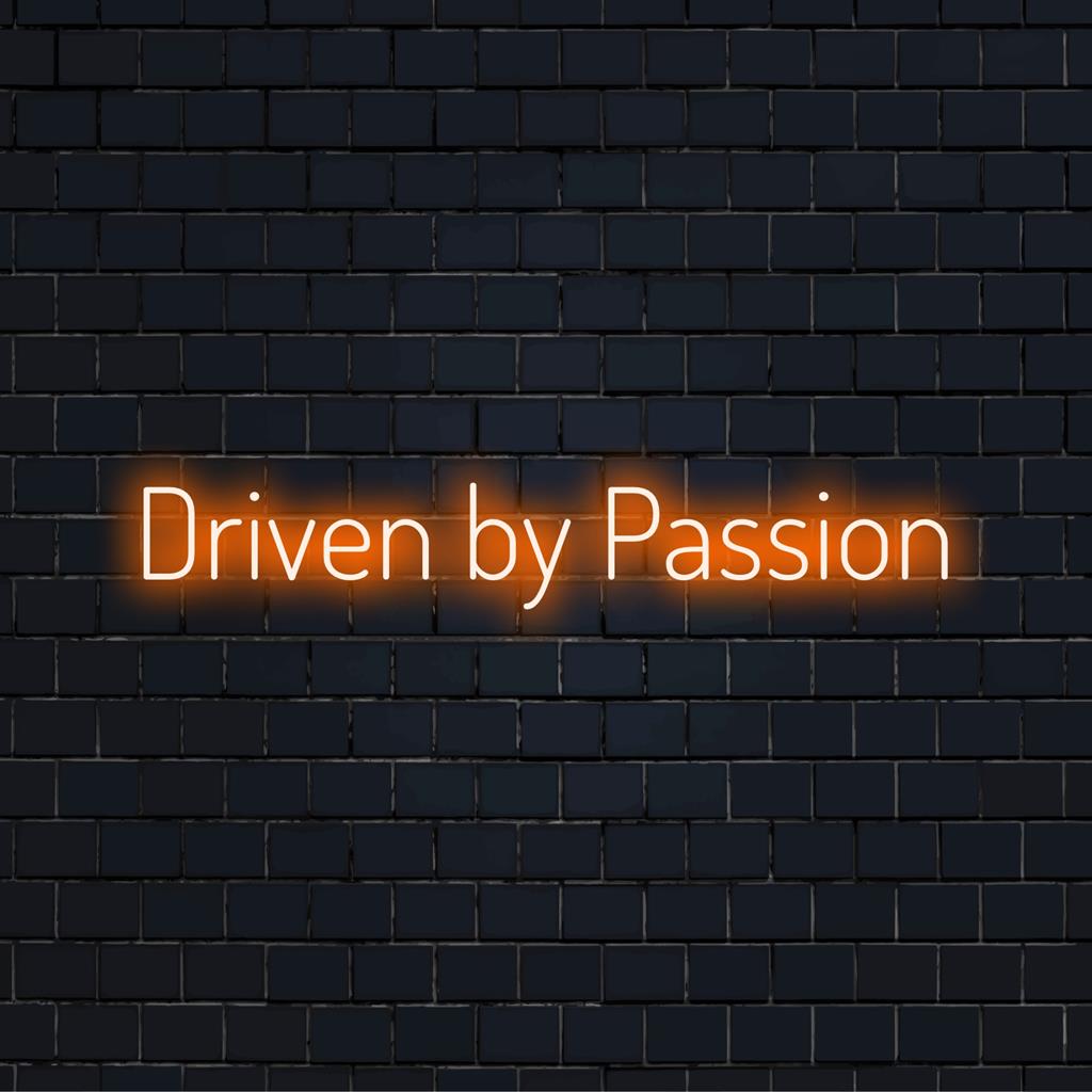 Handgemaakt, op maat gemaakt LED-neonbord met de titel Driven By Passion, perfect voor levendige interieurs en voegt een unieke neoncharme toe aan elke ruimte.