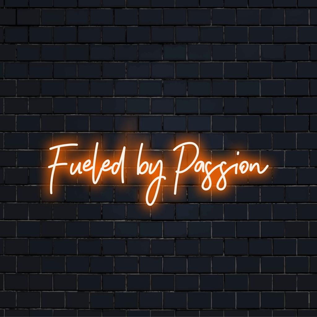 Levendig, handgemaakt LED-neonbord met de tekst 'Feeded By Passion', perfect om uw ruimte een persoonlijk tintje te geven.