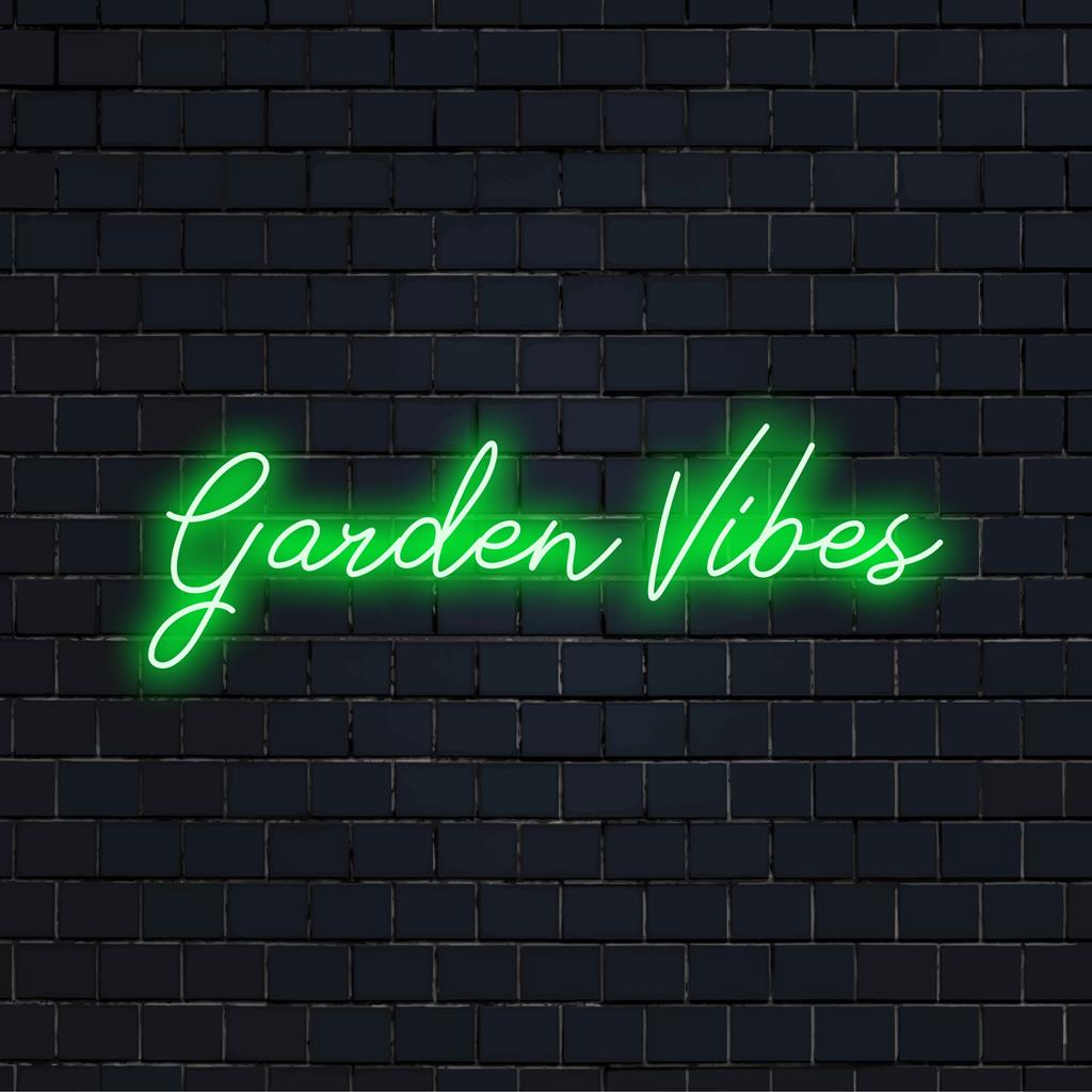Levendig Garden Vibes LED-neonbord dat oplicht in een diepgroene kleur, perfect om een ​​door de natuur geïnspireerde toets aan elke ruimte toe te voegen.