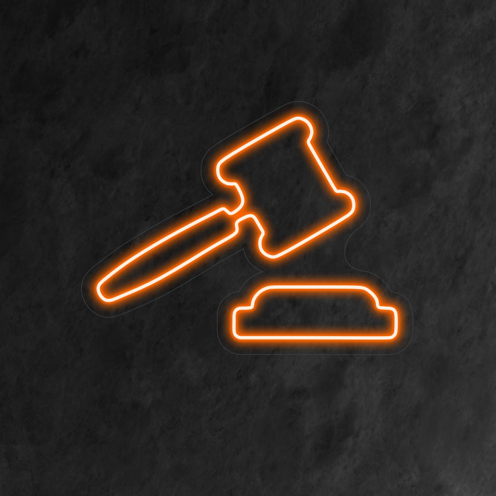 Neonreclame met de hamer van de rechtvaardigheid: straalt autoriteit en een juridische sfeer uit. Perfect voor advocatenkantoren en juridische ruimtes. Het symboliseert het streven naar rechtvaardigheid.