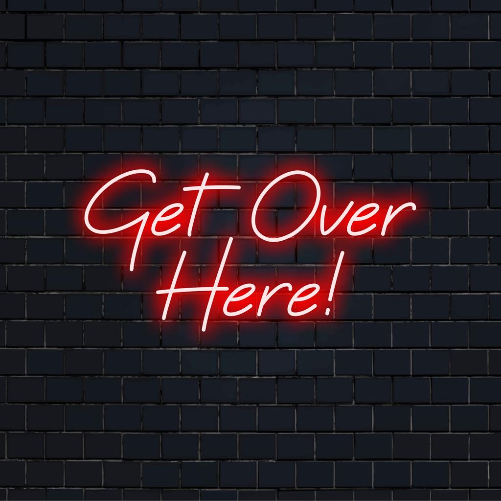 Het inktblauwe Get Over Here! LED-neonkunstbord licht op tegen een donkere achtergrond en is ideaal voor levendige neondecors.
