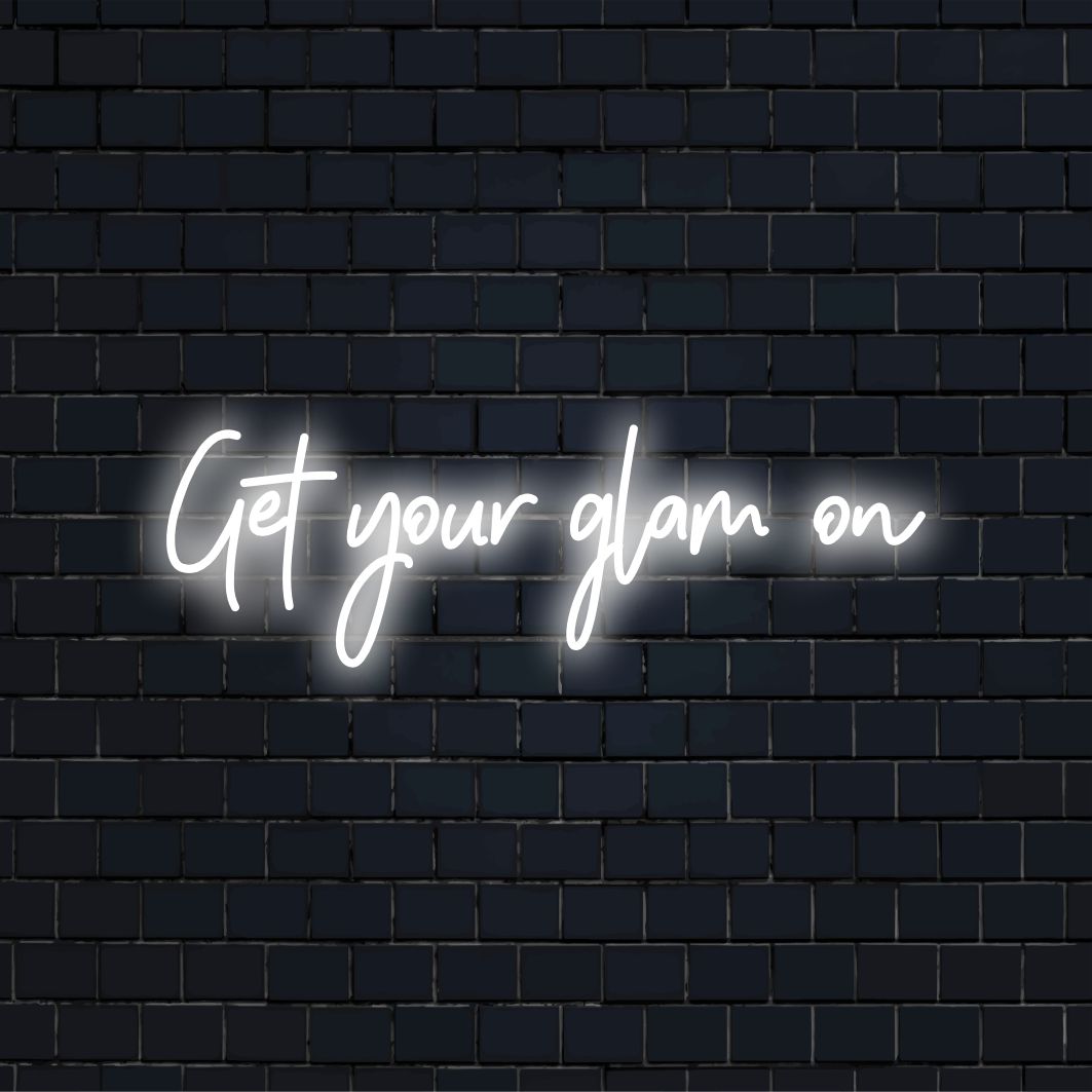 Aangepast LED-neonbord met de tekst Get Your Glam On; perfect om een ​​levendige, persoonlijke touch aan uw ruimte toe te voegen.