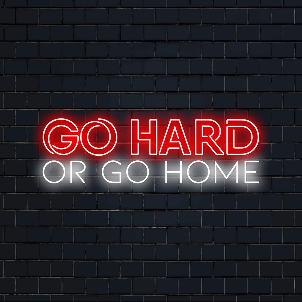 Levendig LED-neonbord met de tekst Go Hard Or Go Home; veelzijdige decoratie voor thuis of op evenementen, met een motiverende uitstraling.