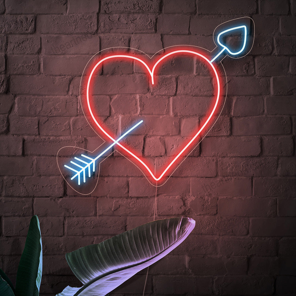 "Neonbord met hart en pijl" - Symboliseert liefde en passie, perfect voor ruimtes waar liefdesverhalen en bruiloften worden gevierd, of waar gewoon een gevoel van tijdloze romantiek moet worden overgebracht.