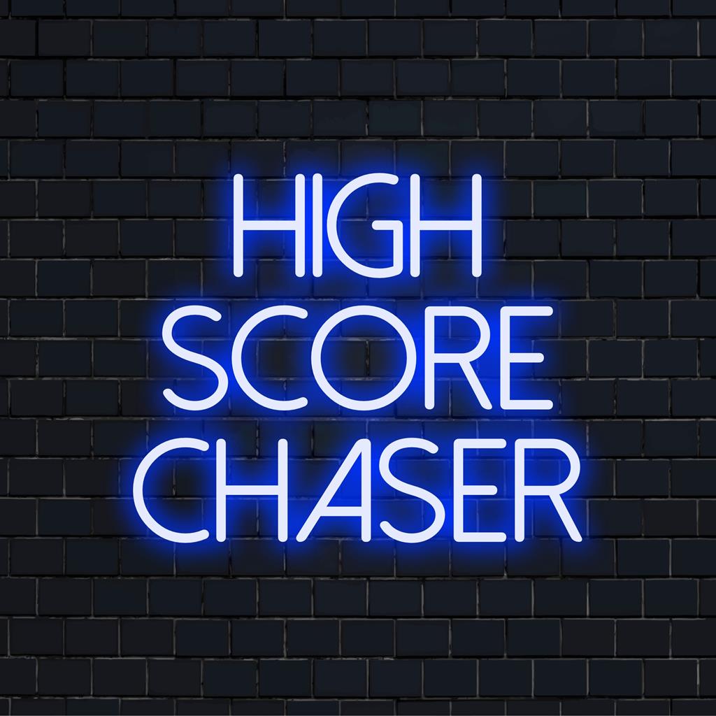 Levendig, op maat gemaakt LED-neonbord met de naam High Score Chaser dat een retro-gamingsfeer toevoegt aan elke ruimte.
