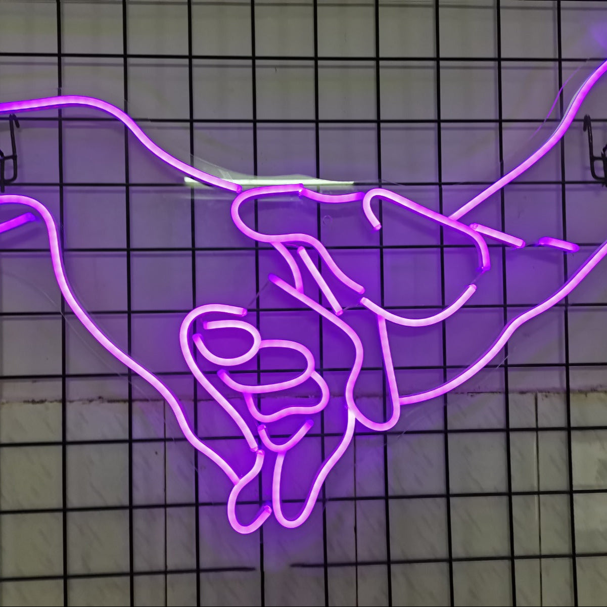 Neonreclame met liefdevolle handen