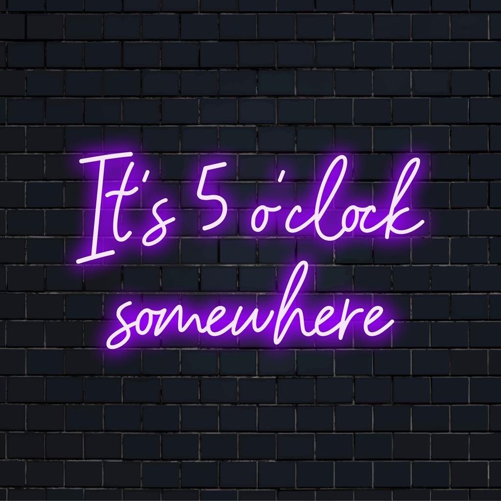 Een stijlvol LED-neonbord met de tekst It's 5 O'clock Somewhere in levendige kleuren, perfect voor een levendige inrichting van uw huis of bar.