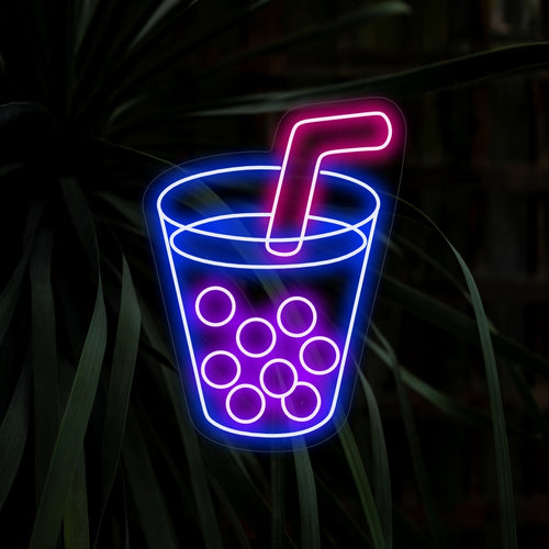 "Neonreclame met sapbeker en ijsblokjes" - Voeg een verfrissend tintje toe aan uw ruimte met dit levendige neonreclamebord met een coole sapbeker en ijsblokjes.
