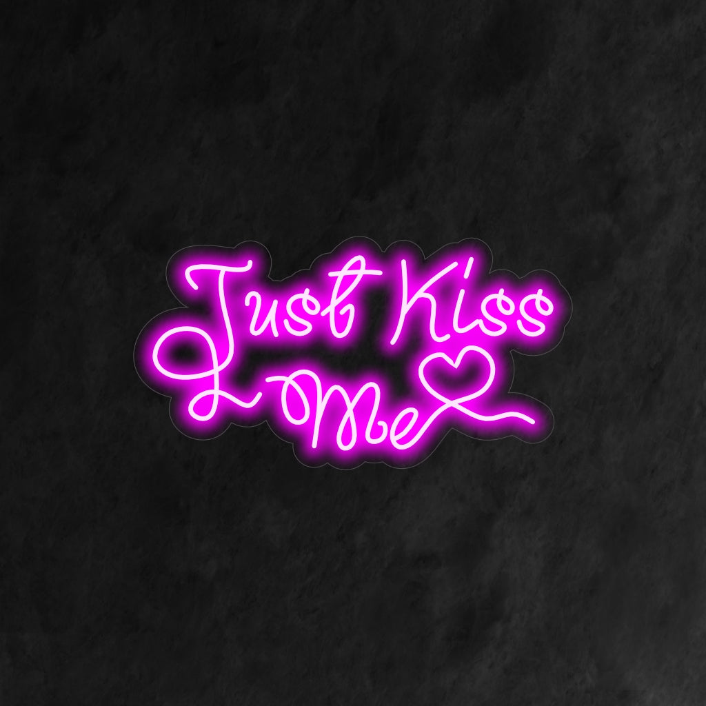 "Just Kiss Me Neon Sign" - Verlicht uw ruimte met een romantische gloed met dit neonbord, versierd met de betoverende tekst "Just Kiss Me".