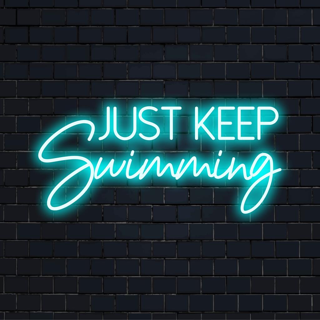 Op maat gemaakt LED-neonbord met de tekst Just Keep Swimming in heldere kleuren. Een levendig neoncitaat als wanddecoratie.