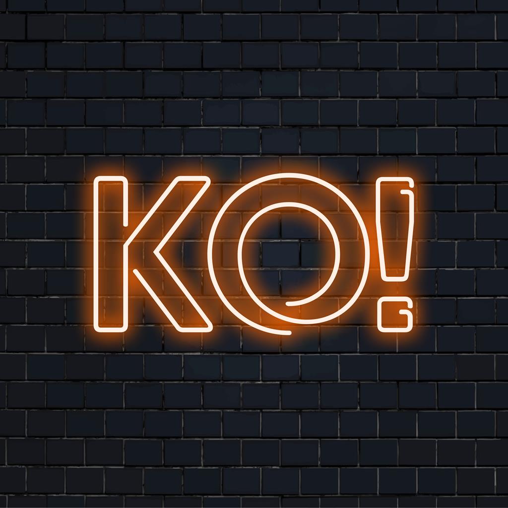 Een op maat gemaakt KO! neonbord dat fel schittert en ruimtes verlicht met levendig LED-licht. Ideaal voor een moderne inrichting en een artistieke uitstraling.
