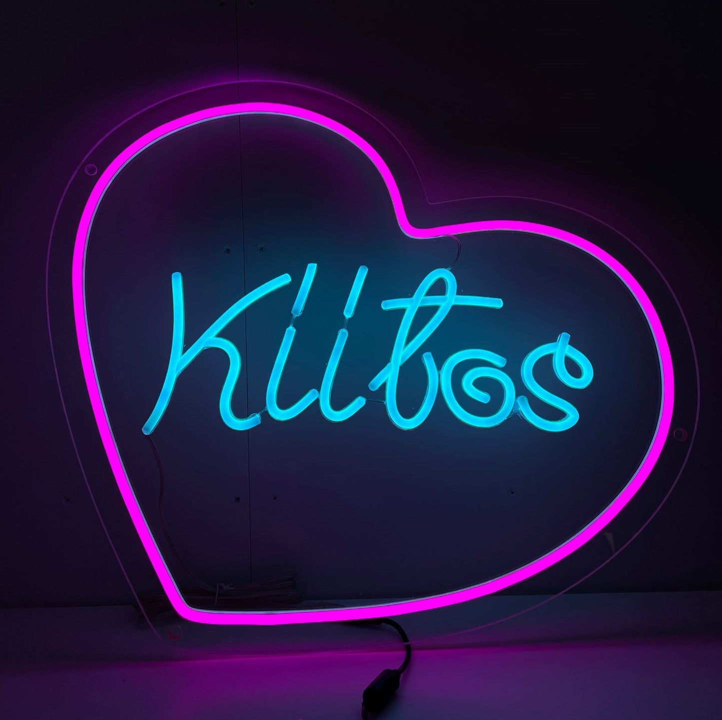 "Kiitos Hart Neonreclame" ��� Verfraai uw ruimte met deze neonreclame die het Finse woord "Kiitos" combineert met een hart, en dankbaarheid en warmte uitstraalt. Perfect voor gezellige plekjes en plekken waar waardering centraal staat.