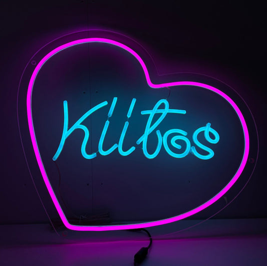 "Kiitos Hart Neonreclame" ��� Verfraai uw ruimte met deze neonreclame die het Finse woord "Kiitos" combineert met een hart, en dankbaarheid en warmte uitstraalt. Perfect voor gezellige plekjes en plekken waar waardering centraal staat.