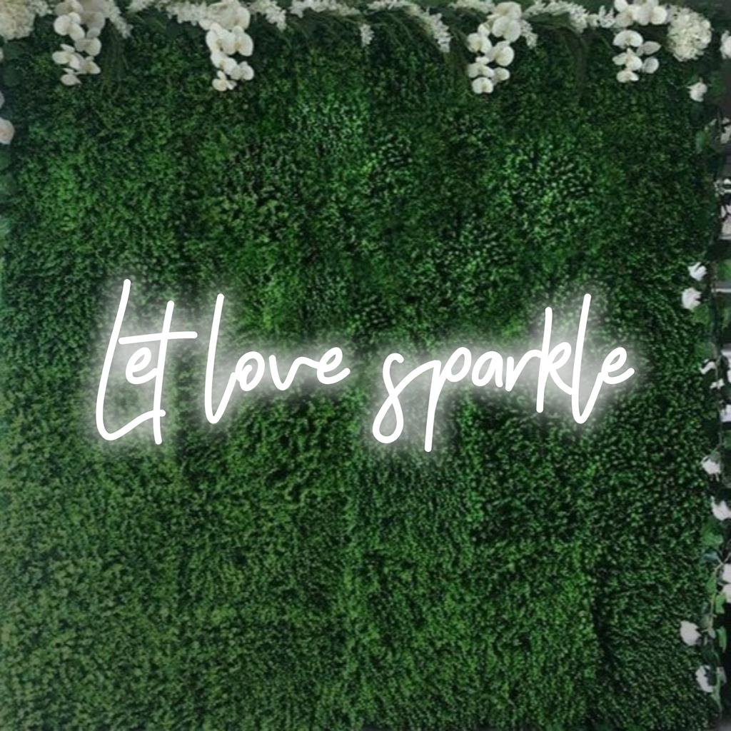 Verlicht uw ruimte met het Let Love Sparkle Custom LED-neonbord en breng een vleugje warmte en inspiratie in elke kamer.