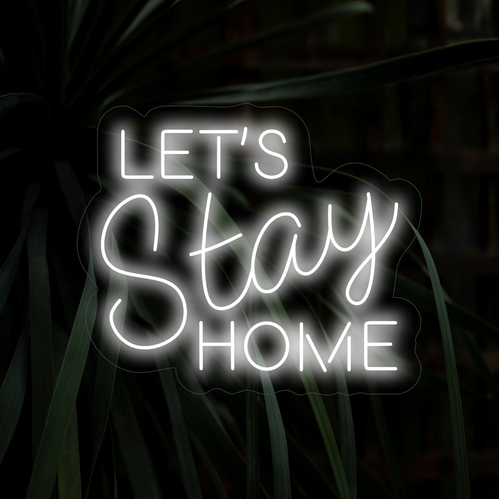 "Let's Stay Home Neon Sign" straalt een gezellige sfeer uit, perfect voor het creëren van een warme en uitnodigende sfeer. Ideaal voor thuisdecoratie, dit bord past perfect in ruimtes die gewijd zijn aan ontspanning en comfort.