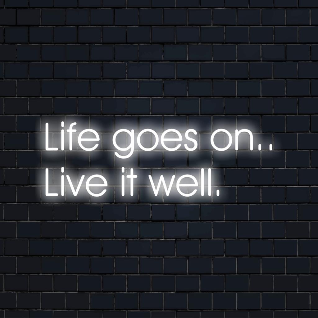 Het Life Goes On.. Live It Well LED-bord licht op met levendige kleuren; een motiverend neonkunstwerk met quotes voor elke ruimte.