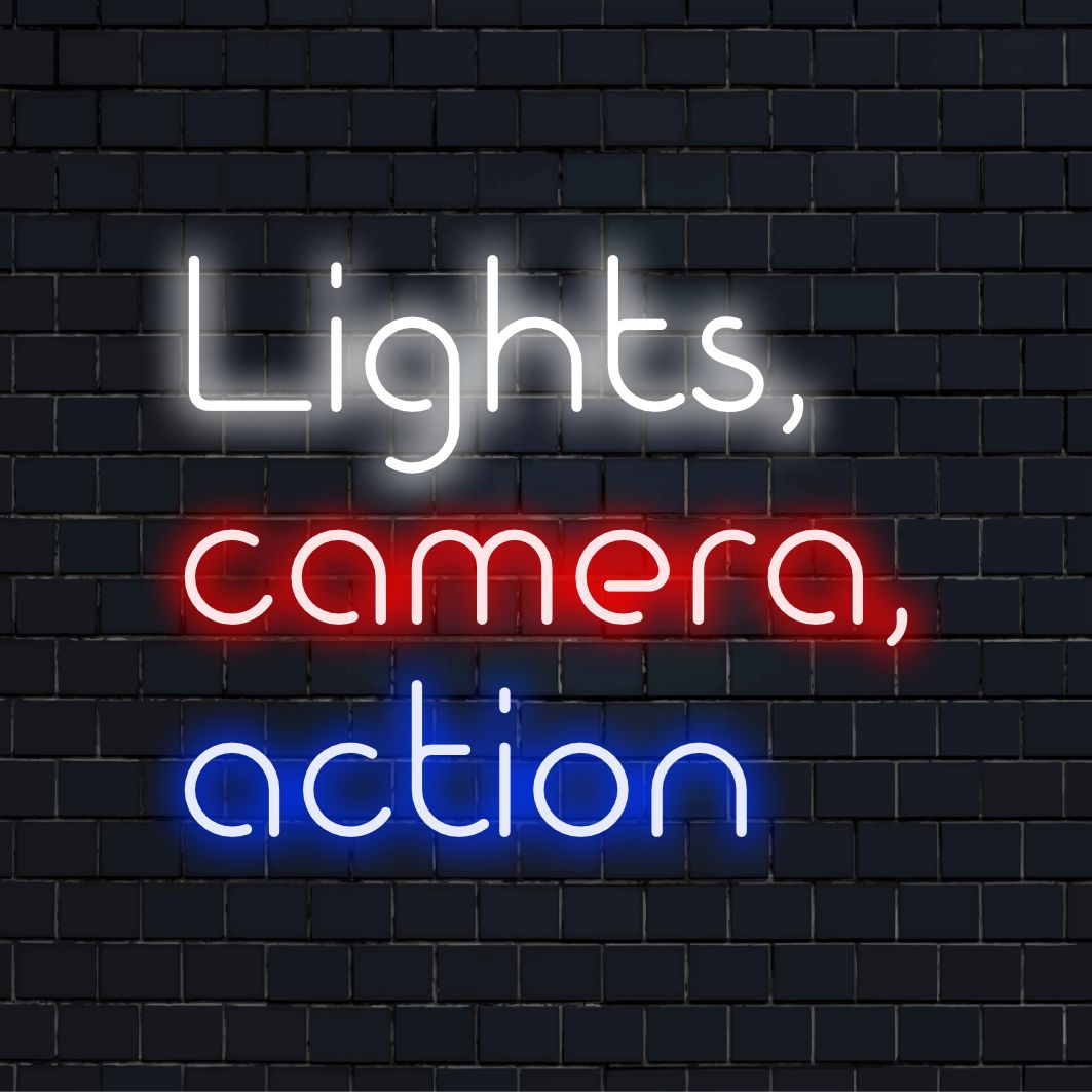 LED-neonreclame met de tekst Lights, Camera, Action in levendige kleuren, perfect voor het decoreren van elke ruimte.