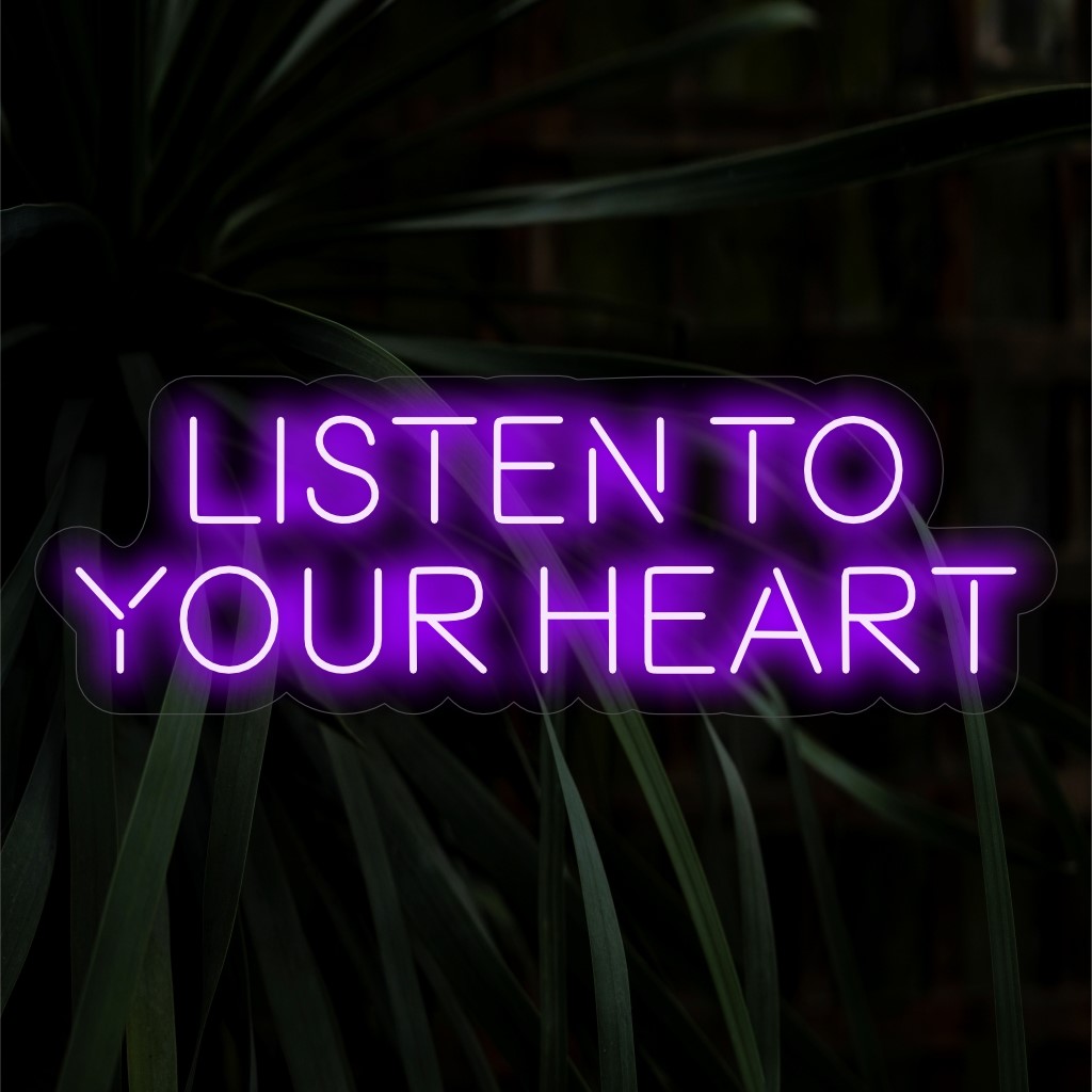 "Listen To Your Heart Neon Sign" is een oprechte en inspirerende aanvulling voor ruimtes die innerlijke wijsheid bevorderen. Verlicht met emotionele resonantie!