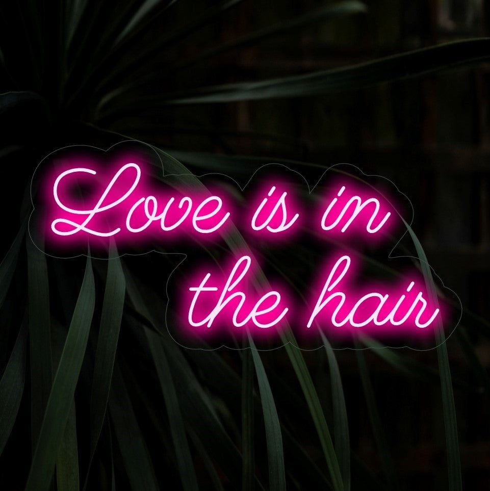 "Love Is In The Hair Neon Sign" is een romantische en stijlvolle toevoeging voor ruimtes die de schoonheid van haar vieren. Verlicht met liefde en flair!