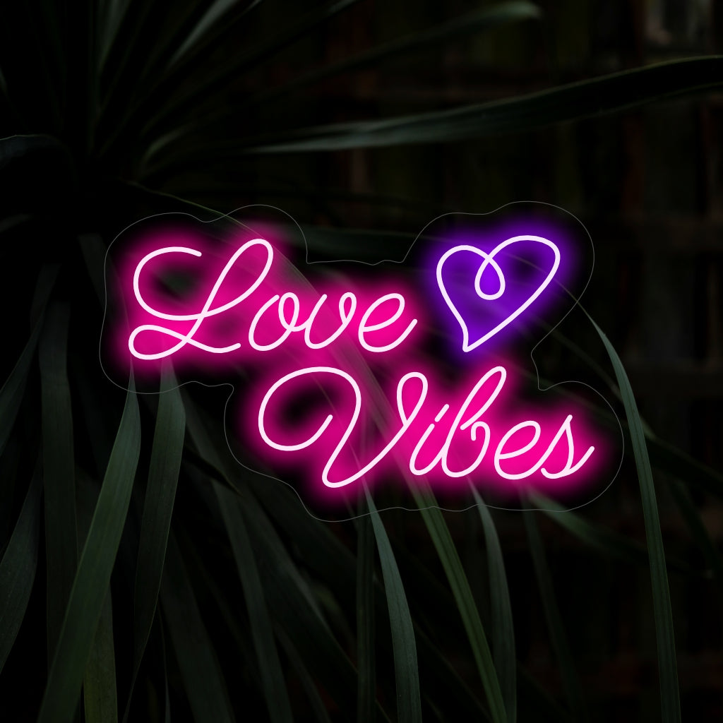 "Love Vibes Neon Sign" is een trendy en liefdevolle toevoeging voor ruimtes die positieve en romantische energie uitstralen. Verlicht met liefdesvibes!
