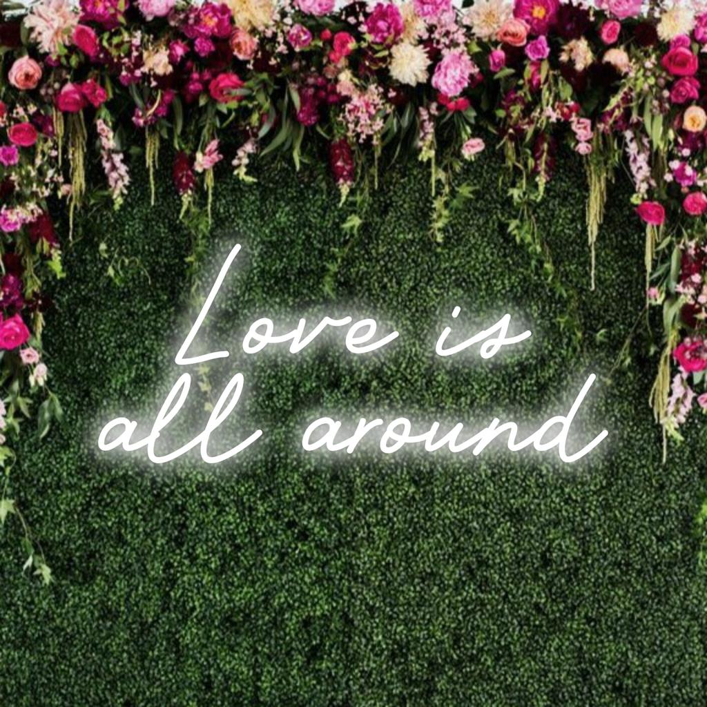 LED-neonreclame met de tekst Love Is All Around in levendige kleuren, ideaal om warmte en positiviteit toe te voegen aan elke ruimte.
