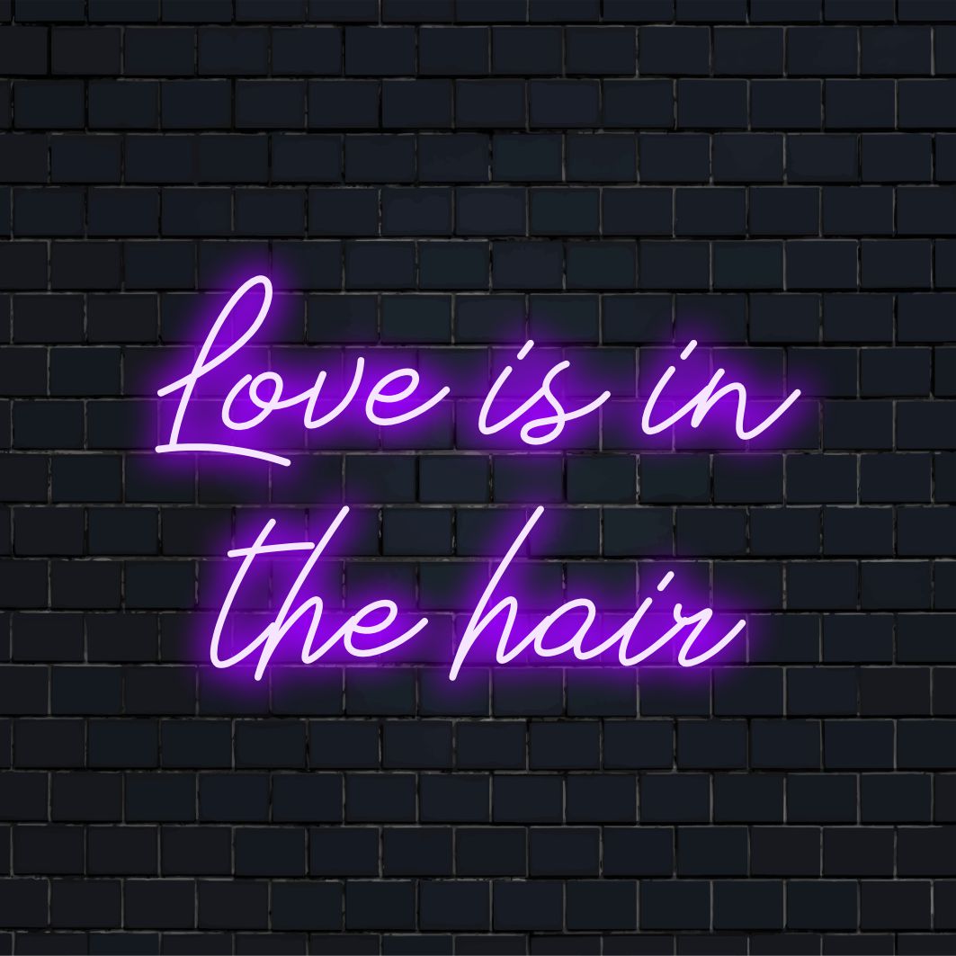 Stijlvol Love Is In The Hair LED-neonbord; perfect om een ​​levendige toets aan uw ruimte toe te voegen met aangepaste neondecoraties.