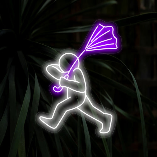 "Man Tries To Hold His Umbrella Neon Sign" is een eigenzinnige en humoristische toevoeging voor ruimtes met een vleugje fantasie. Verlicht met een speelse sfeer!