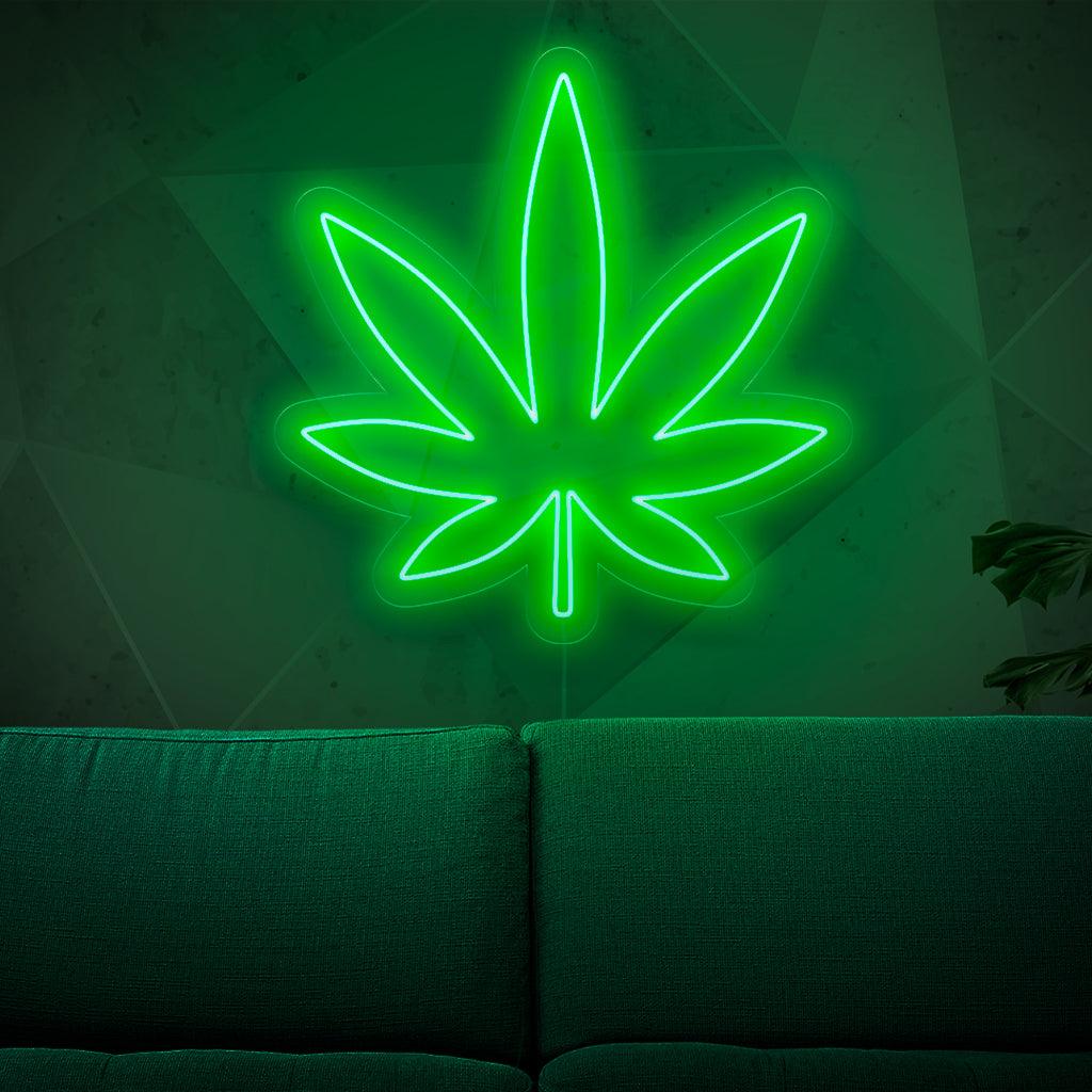Een verlicht neonbord met een marihuanablad, symbool voor de cannabis- en wietcultuur, dat een vleugje kruidige charme aan elke ruimte toevoegt
