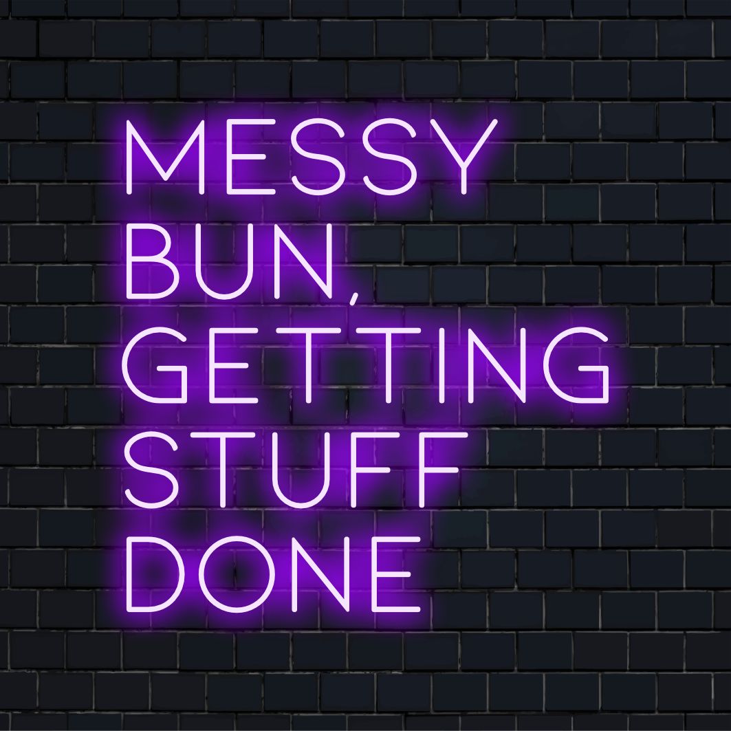 LED-neonbord met de tekst 'Messy Bun, Getting Stuff Done'; perfecte neoncitaatdecoratie voor persoonlijke motivatie.